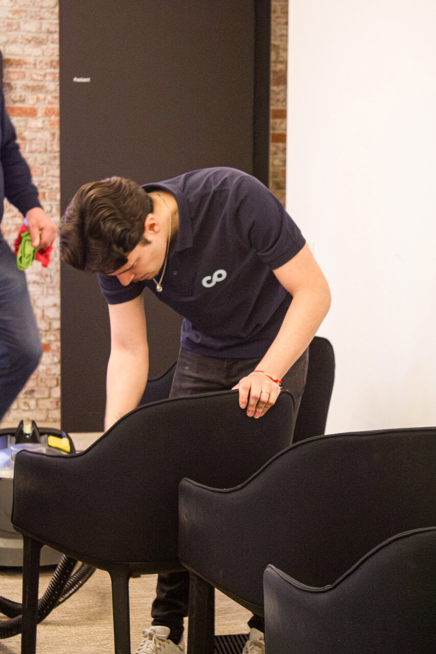 homme ajustant des fauteuils pendant le nettoyage