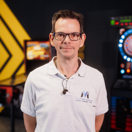 portrait dhomme en arcade néon monde virtuel