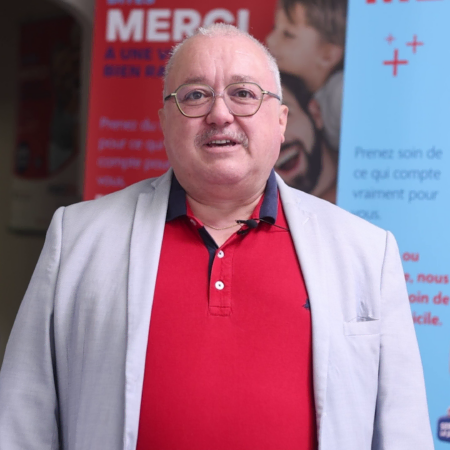 interview dun homme en polo rouge