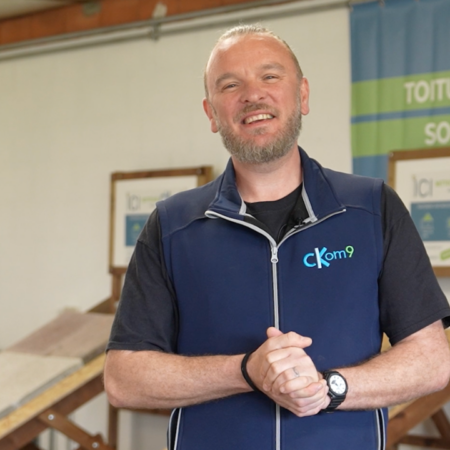 homme souriant en atelier toitures et sols