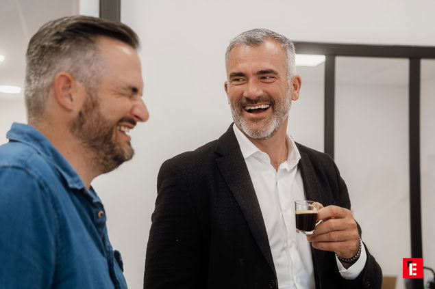 pause café entre collègues rieurs