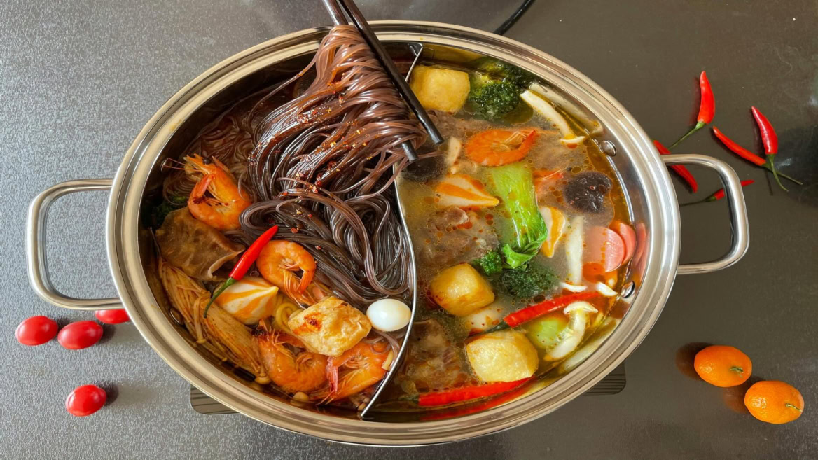 fondue chinoise yin‑yang : crevettes, nouilles et légumes