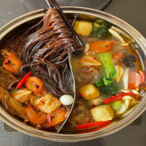 fondue chinoise yin‑yang : crevettes, nouilles et légumes