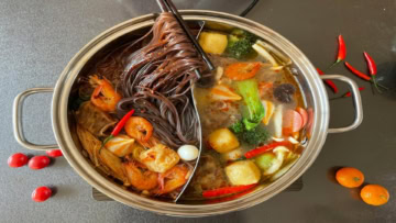 fondue chinoise yin‑yang : crevettes, nouilles et légumes
