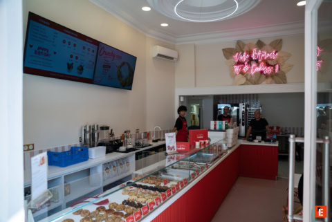intérieur de café dessert moderne avec vitrine rouge