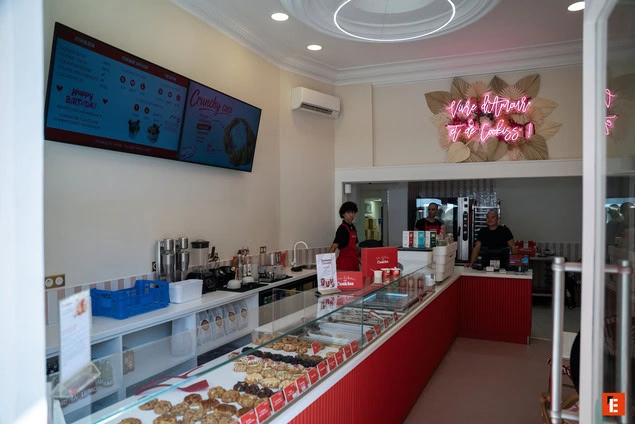 intérieur de café dessert moderne avec vitrine rouge