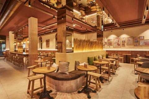café rústico industrial con banqueta curva y luz cálida