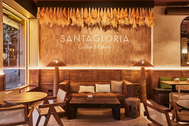 interior acogedor de cafetería y panadería santagloria