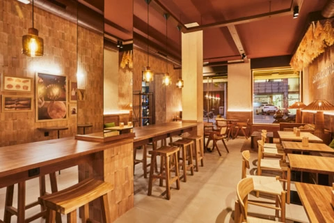 cafetería moderna de madera con mesa comunal