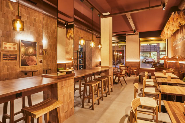cafetería moderna de madera con mesa comunal