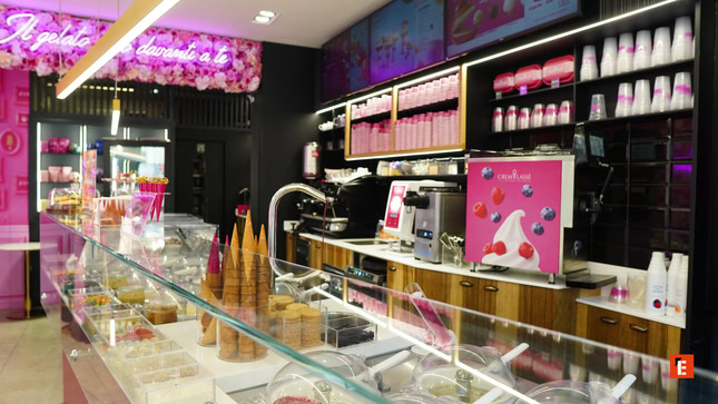 gelateria moderna rosa con gelato artigianale in vetrina