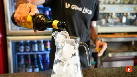 botella vertiendo en jarra con hielo