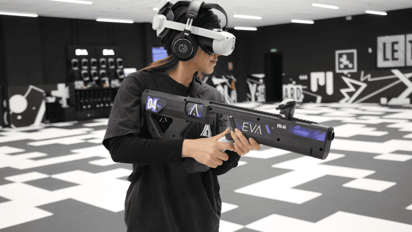 jugadora de realidad virtual con rifle en sala inmersiva