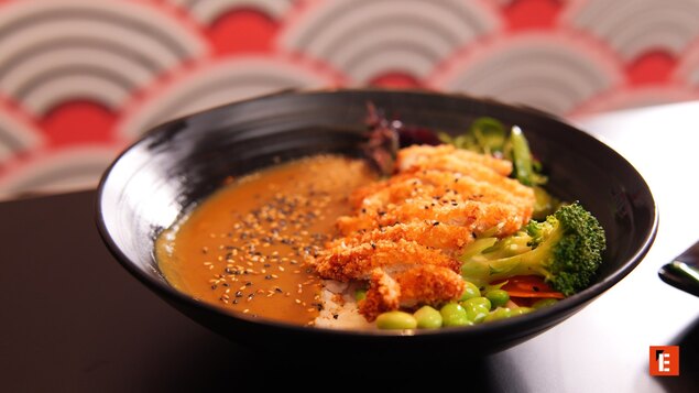katsu curry: arroz, filete empanado y salsa
