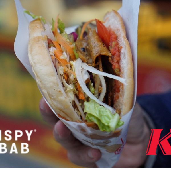 frischer kebab im fladenbrot mit würziger sauce