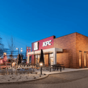 kfc nocturno con terraza y fachada iluminada