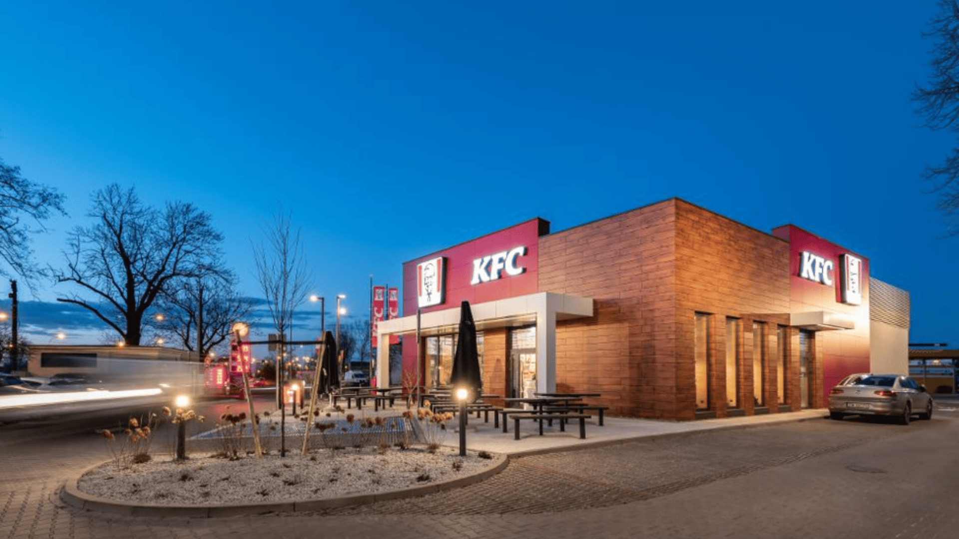 kfc nocturno con terraza y fachada iluminada