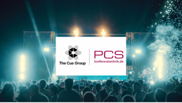 konzertbühne mit publikum, pyrotechnik und konferenz branding