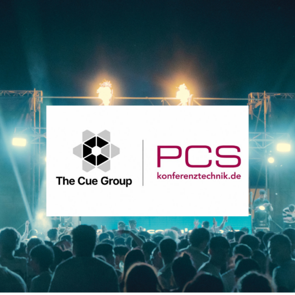 konzertbühne mit publikum, pyrotechnik und konferenz branding