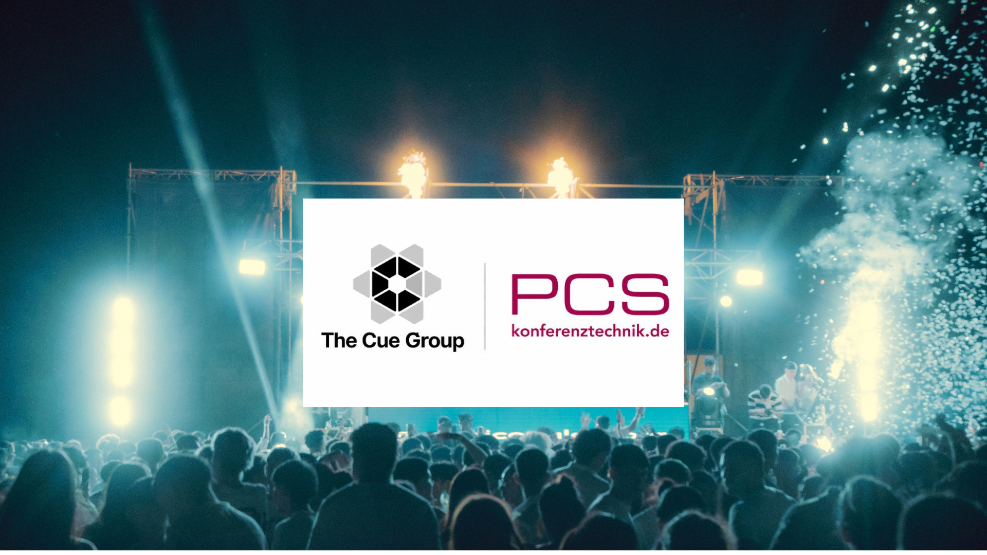 konzertbühne mit publikum, pyrotechnik und konferenz branding