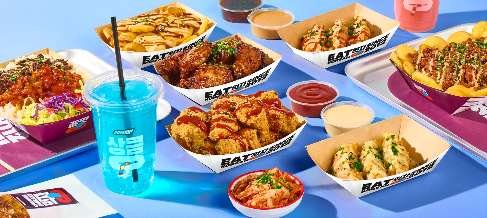 koreanisches fastfood: hähnchen, kimchi, teigtaschen & getränke
