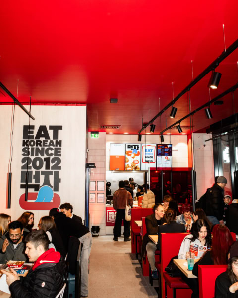 innenansicht: koreanisches restaurant mit roter decke