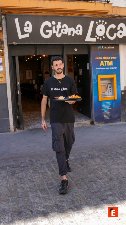 la gitana loca: camarero sirviendo tapas en calle empedrada