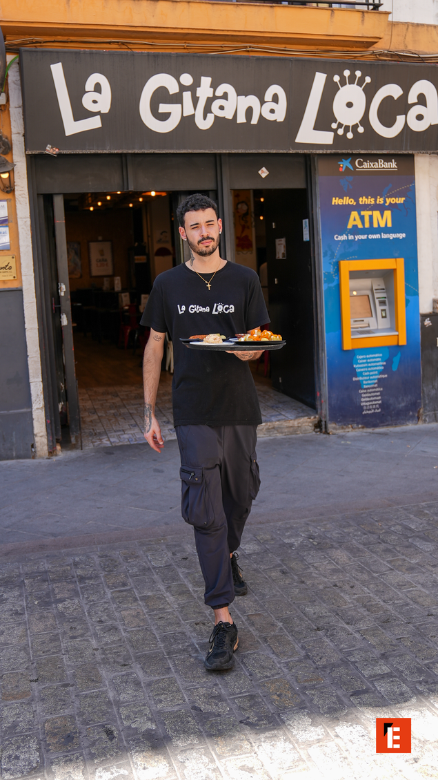 la gitana loca: camarero sirviendo tapas en calle empedrada