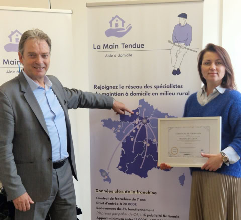 remise de certificat la main tendue – aide à domicile
