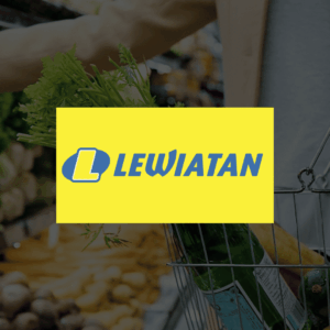 zakupy w lewiatanie: koszyk z awokado i butelką