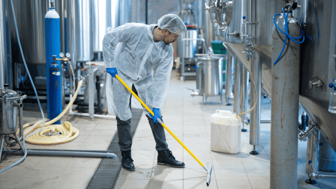 limpieza industrial en planta alimentaria con operario