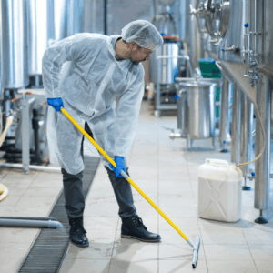 limpieza industrial en planta alimentaria con operario