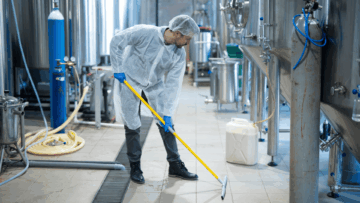 limpieza industrial en planta alimentaria con operario
