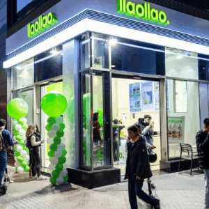llaollao en esquina: jóvenes y yogur helado nocturno