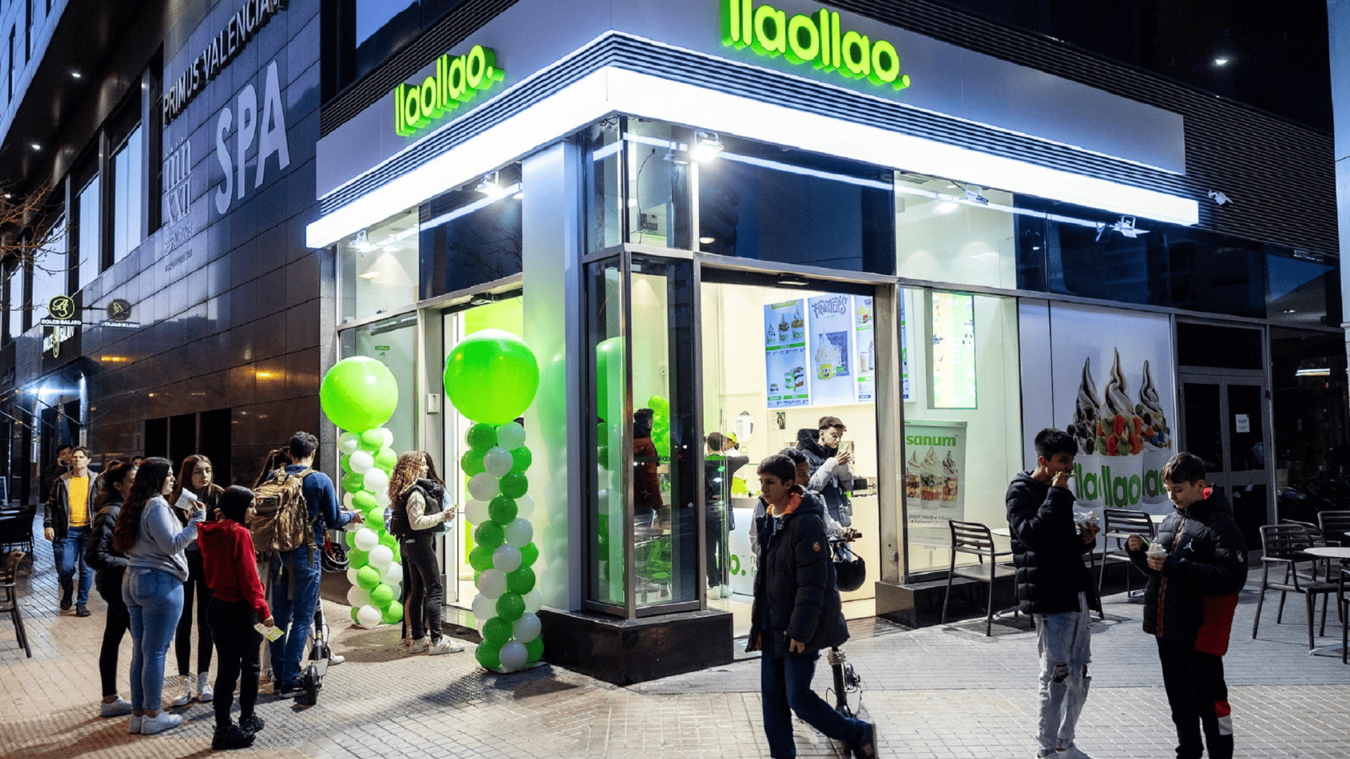llaollao en esquina: jóvenes y yogur helado nocturno