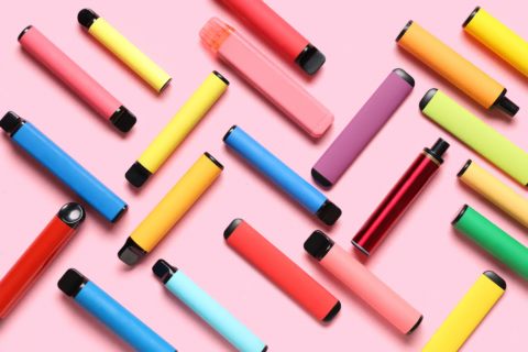 stylos colorés pastel sur fond rose
