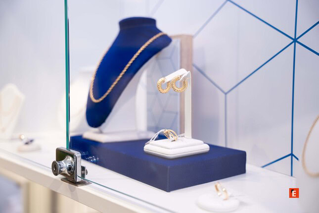 vetrina gioielli di lusso con oro e blu
