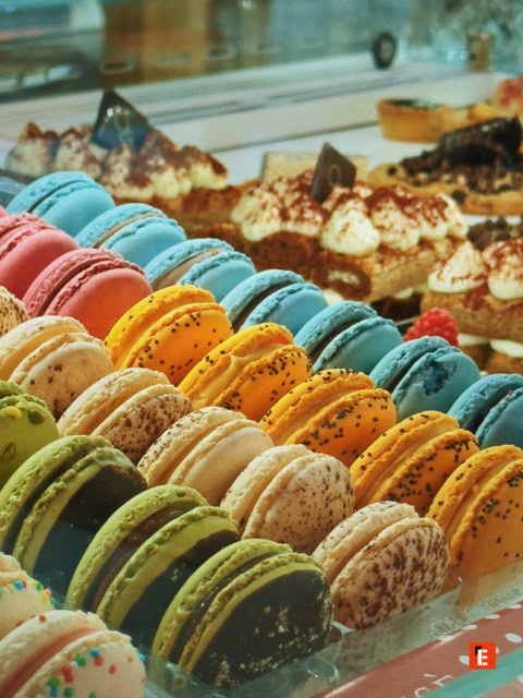 macarons colorati in vetrina di pasticceria