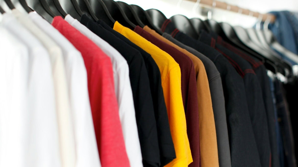 magliette casual appese a gradazione cromatica