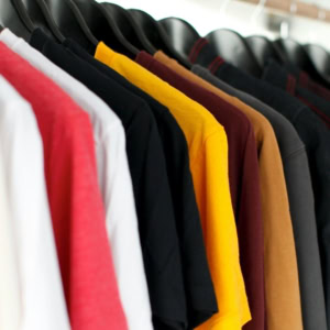 magliette casual appese a gradazione cromatica