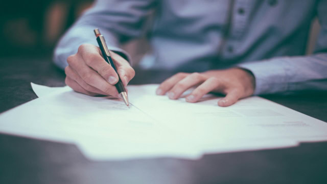 signature précise dun contrat au bureau professionnel