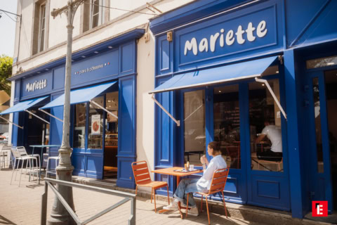 café mariette : terrasse bleue et chaises orange