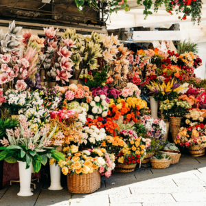 bunter blumenstand auf dem wochenmarkt