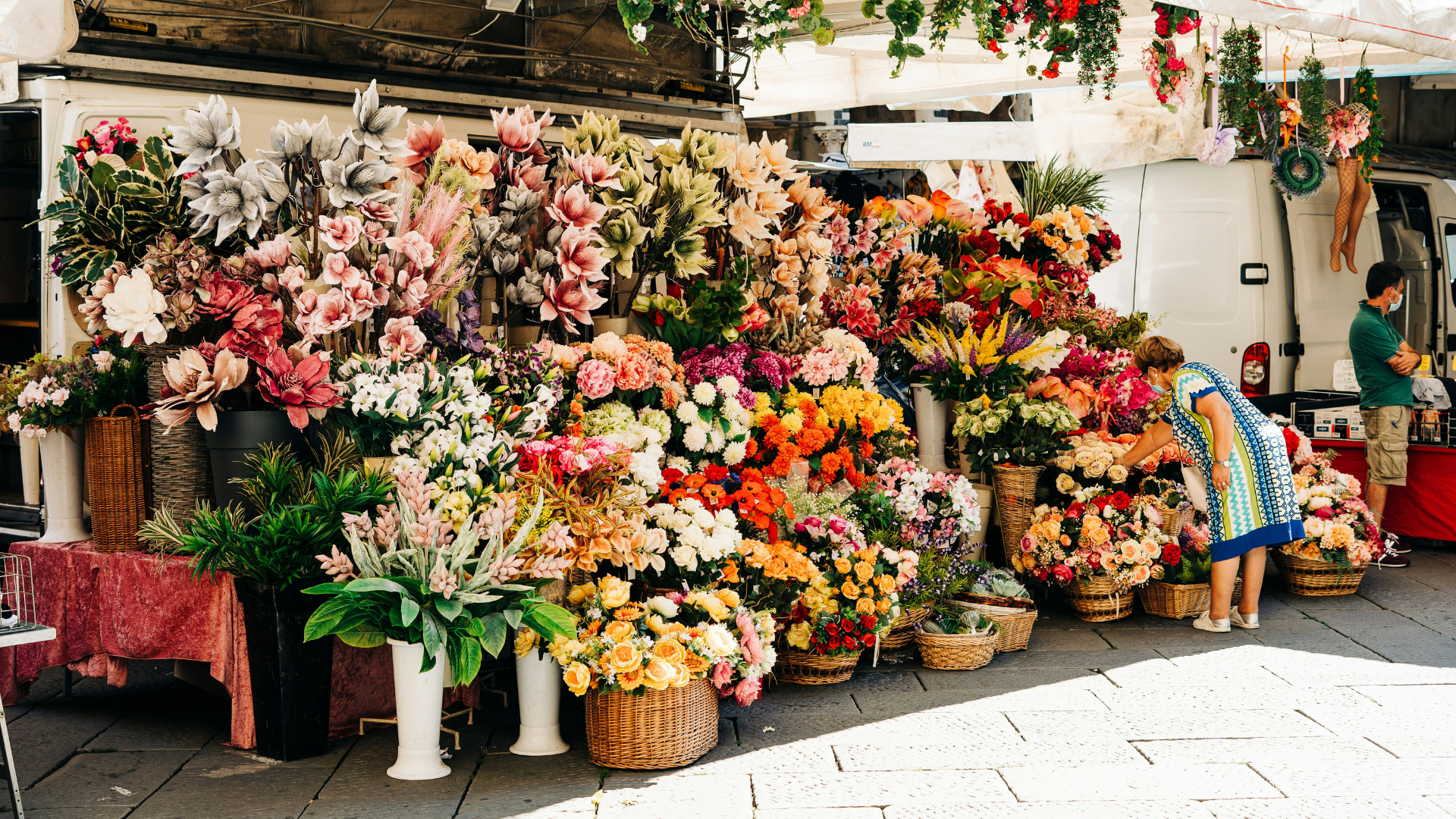 bunter blumenstand auf dem wochenmarkt