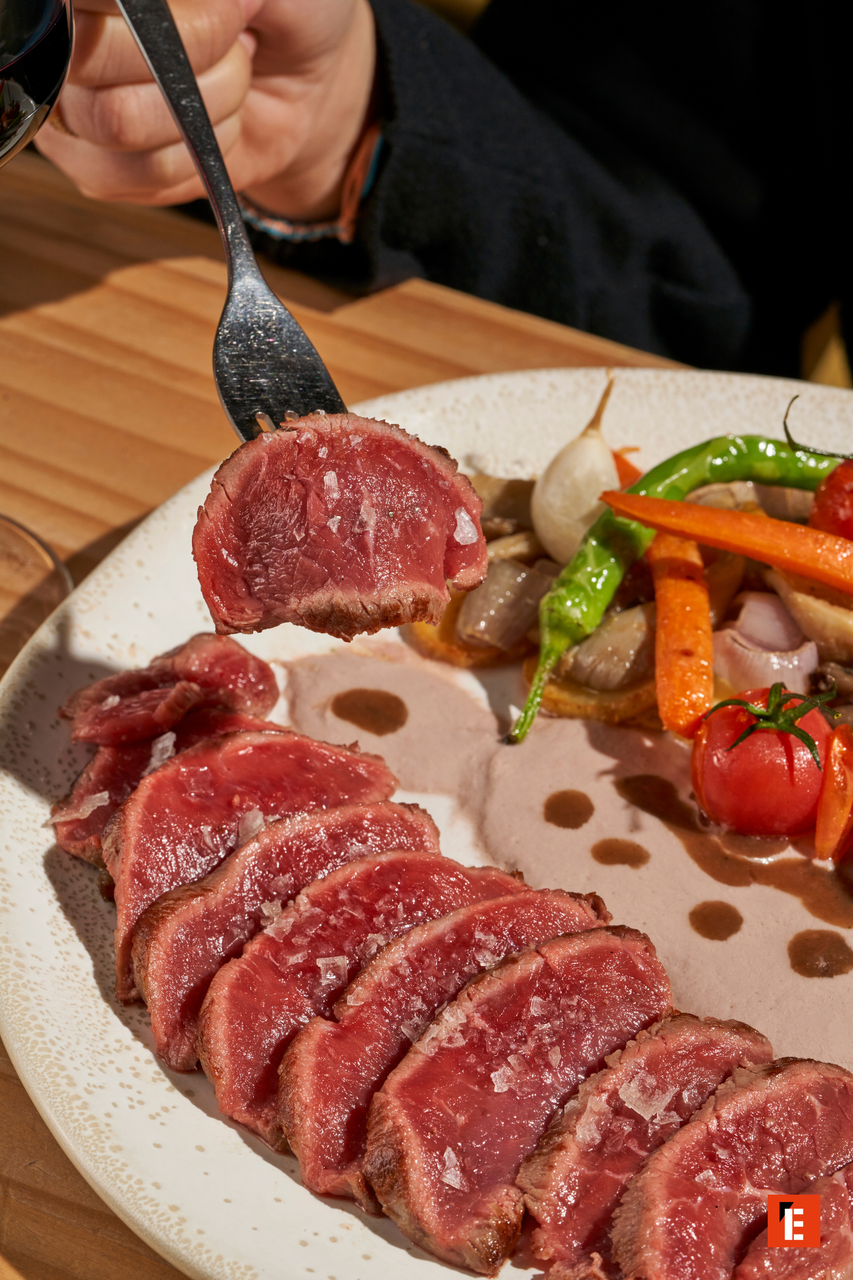 filete en láminas rosado con verduras asadas