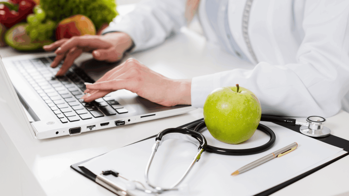 consulta nutricional digital con manzana y estetoscopio