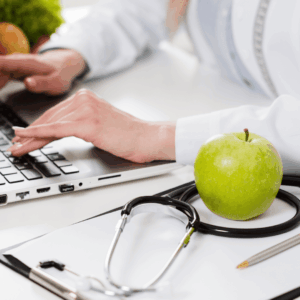 consulta nutricional digital con manzana y estetoscopio