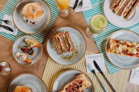 brunch en cafetería: sándwiches, tostadas y jugos