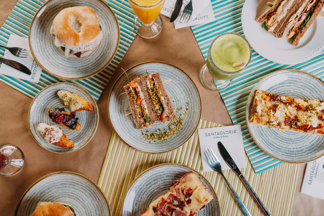 brunch en cafetería: sándwiches, tostadas y jugos