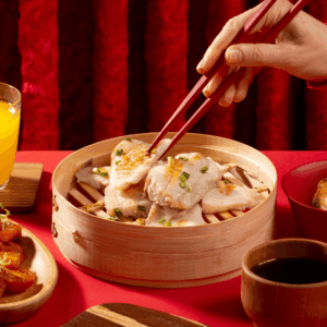 dumplings al vapor en cesta de bambú con ensalada